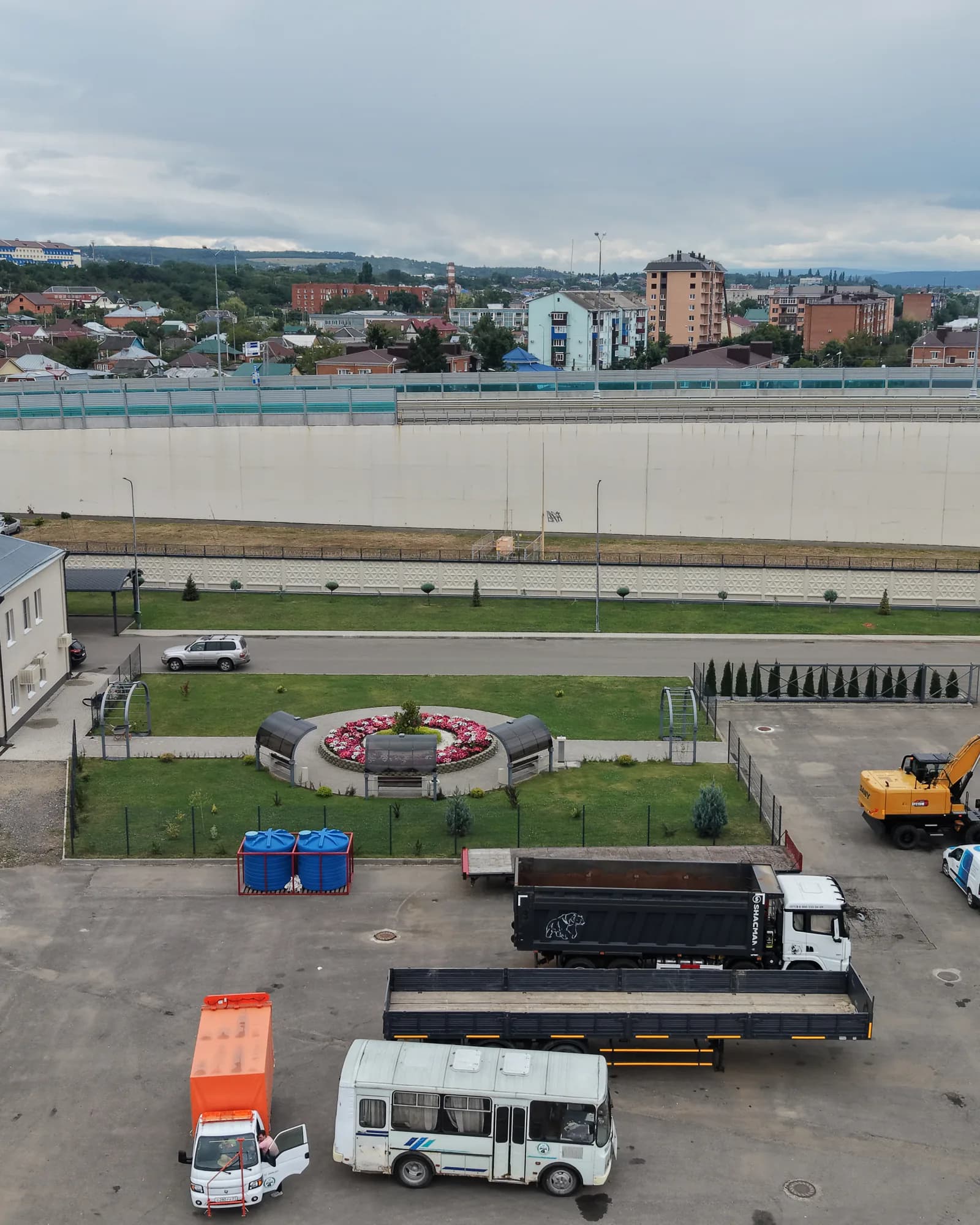 Территория производственной базы и парк оборудования